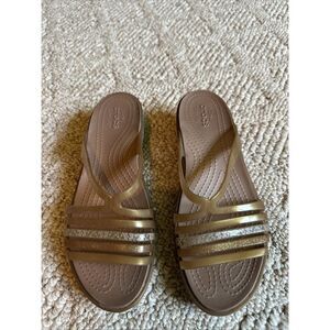 Womens Crocs Isabella Mini beige/gold Glittery slip on wedge Sandals W8